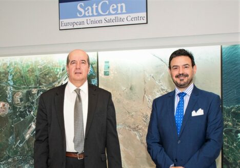 THE OPERATION COMMANDER VISITS SATCEN